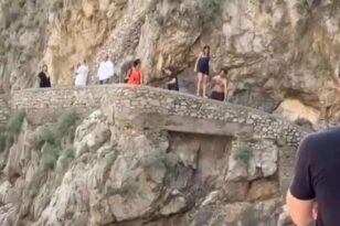 Ιταλία: ΒΙΝΤΕΟ από τη στιγμή που τουρίστρια πάει να κάνει βουτιά και τσακίζεται στα βράχια