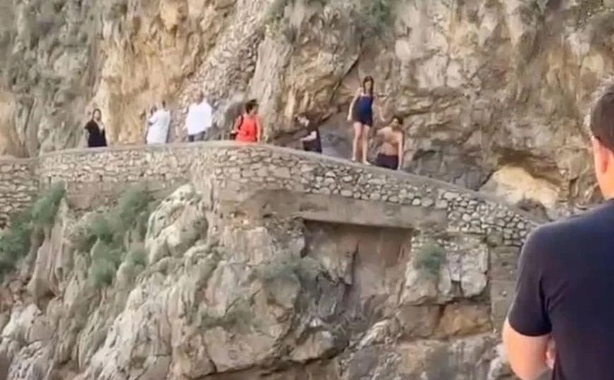 Italia: VIDEO del momento in cui un turista si tuffa e cade sugli scogli