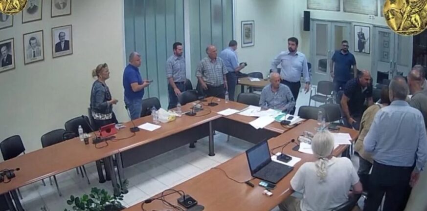 ΒΙΝΤΕΟ δημοτικός σύμβουλος καταρρέει την ώρα της συνεδρίασης στη Χίο - Δεν υπήρχε ασθενοφόρο