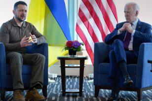 O Λευκός Οίκος ανακοίνωσε ότι Μπάιντεν και Ζελένσκι συζήτησαν τα «πρόσφατα γεγονότα» στη Ρωσία