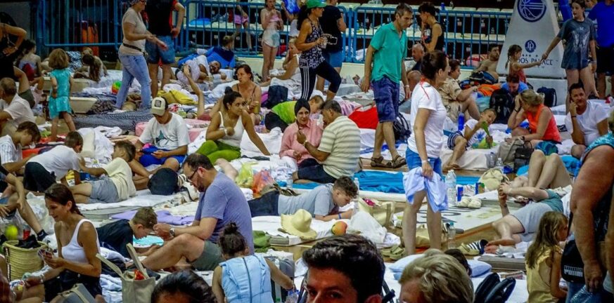 Φωτιά στη Ρόδο: Έκτακτα μέτρα για εκκένωση τουριστών 