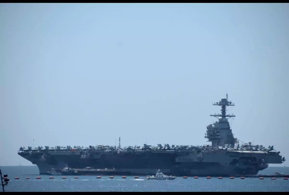 «Έριξε άγκυρα» στον Πειραιά το προηγμένο αεροπλανοφόρο του Πολεμικού Ναυτικού των ΗΠΑ - ΦΩΤΟ