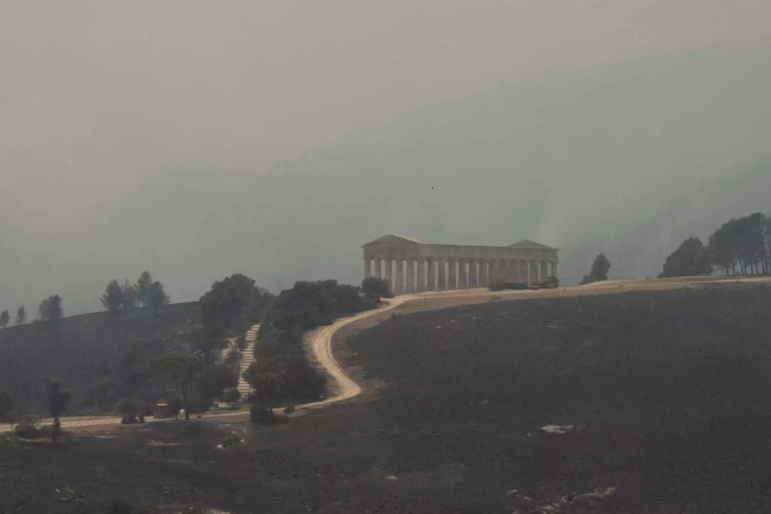 Ιταλία: Σε πύρινο κλοιό αλλά και κακοκαιρίας η χώρα - Δύσκολο το έργο των πυροσβεστικών δυνάμεων ΦΩΤΟ