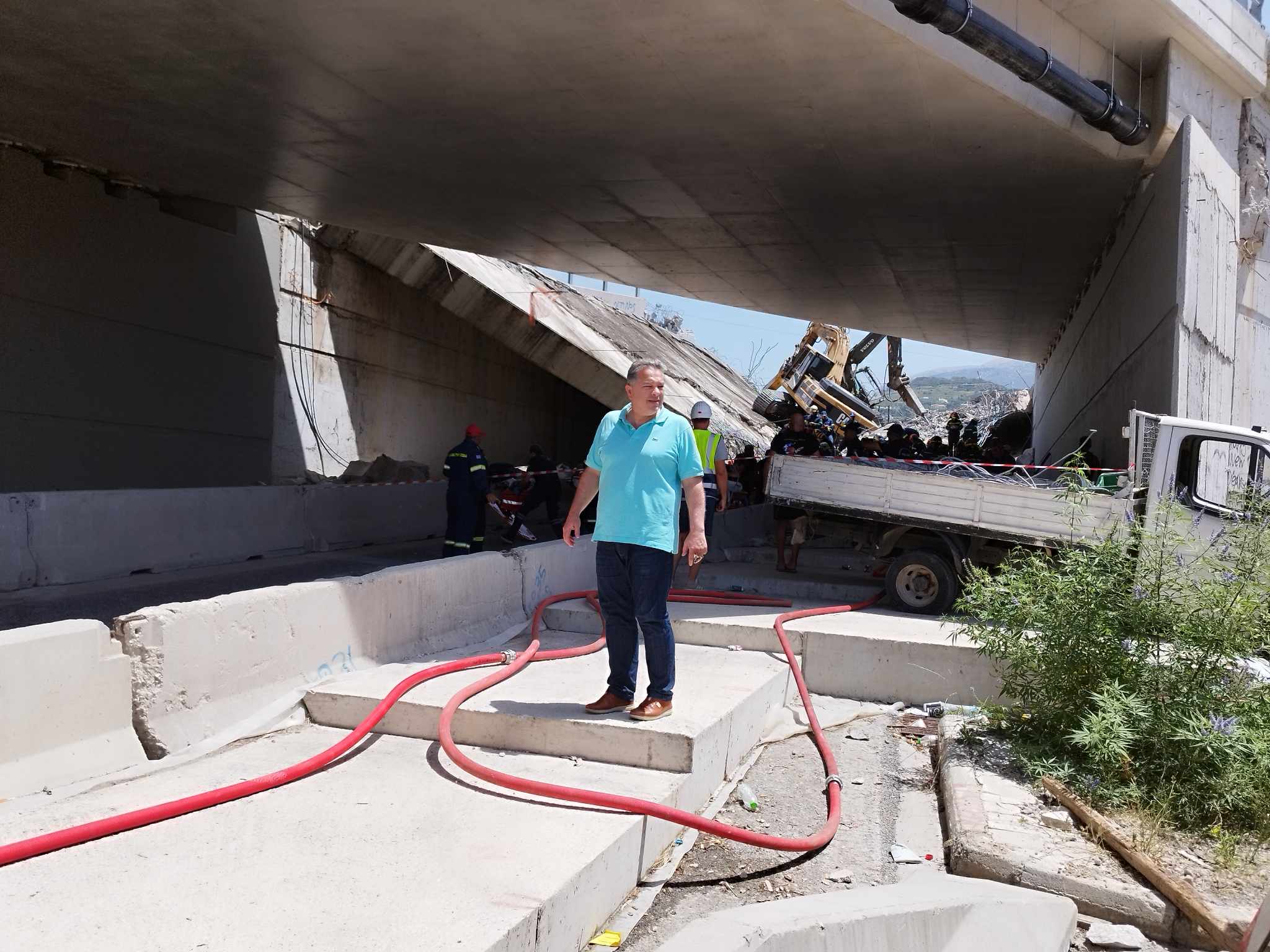 Κώστας Σβόλης: «Παρών» στο σημείο της τραγωδίας με την πτώση της γέφυρας στην Περιμετρική - ΦΩΤΟ