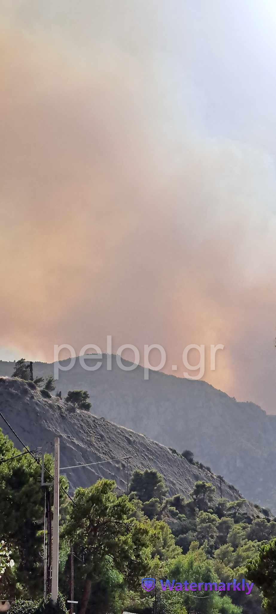 Φωτιά στην Αιγιάλεια: Εκκενώνονται οι οικισμοί Καθολικό και Κάστρο - Συνεχίζουν τη μάχη επίγειες και εναέριες δυνάμεις