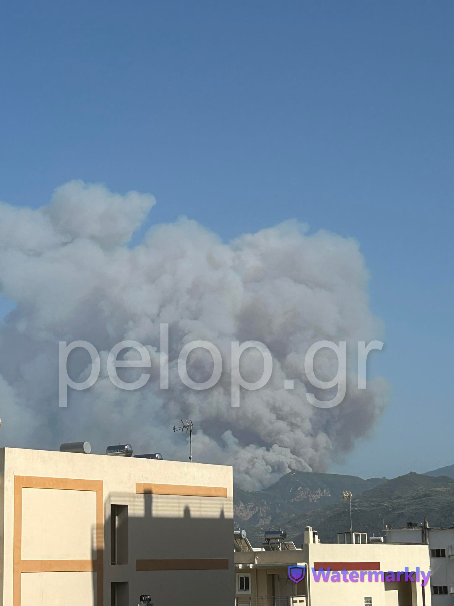 Φωτιά στην Αιγιάλεια: Εκκενώνονται οι οικισμοί Καθολικό και Κάστρο - Συνεχίζουν τη μάχη επίγειες και εναέριες δυνάμεις