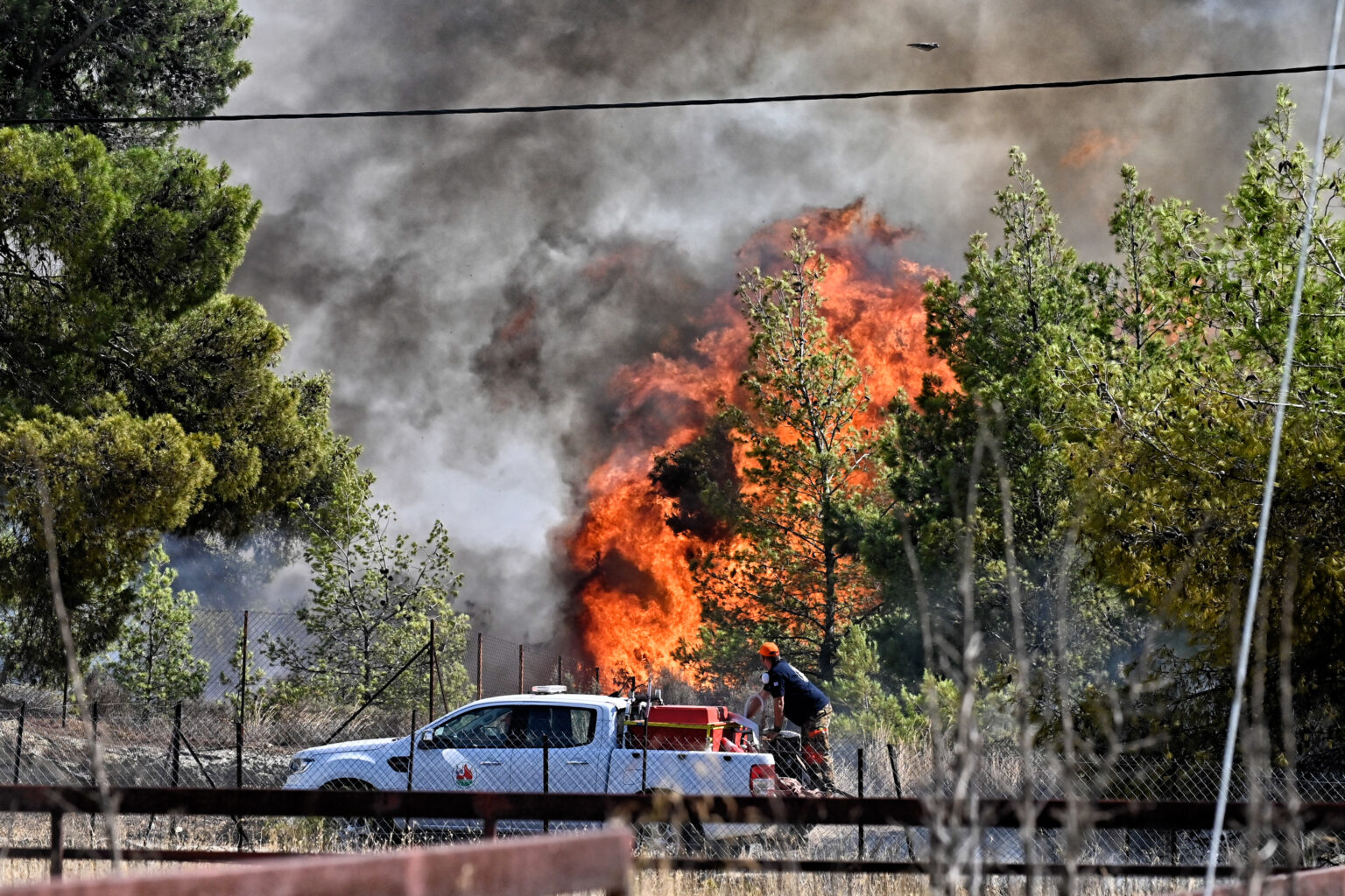 «Φλέγεται» το Λουτράκι: Μέτωπο χιλιομέτρων κατακαίει δίπλα στην Εθνική Οδό - Παραδόθηκαν στις φλόγες μόνιμες κατοικίες και εξοχικά ΦΩΤΟ