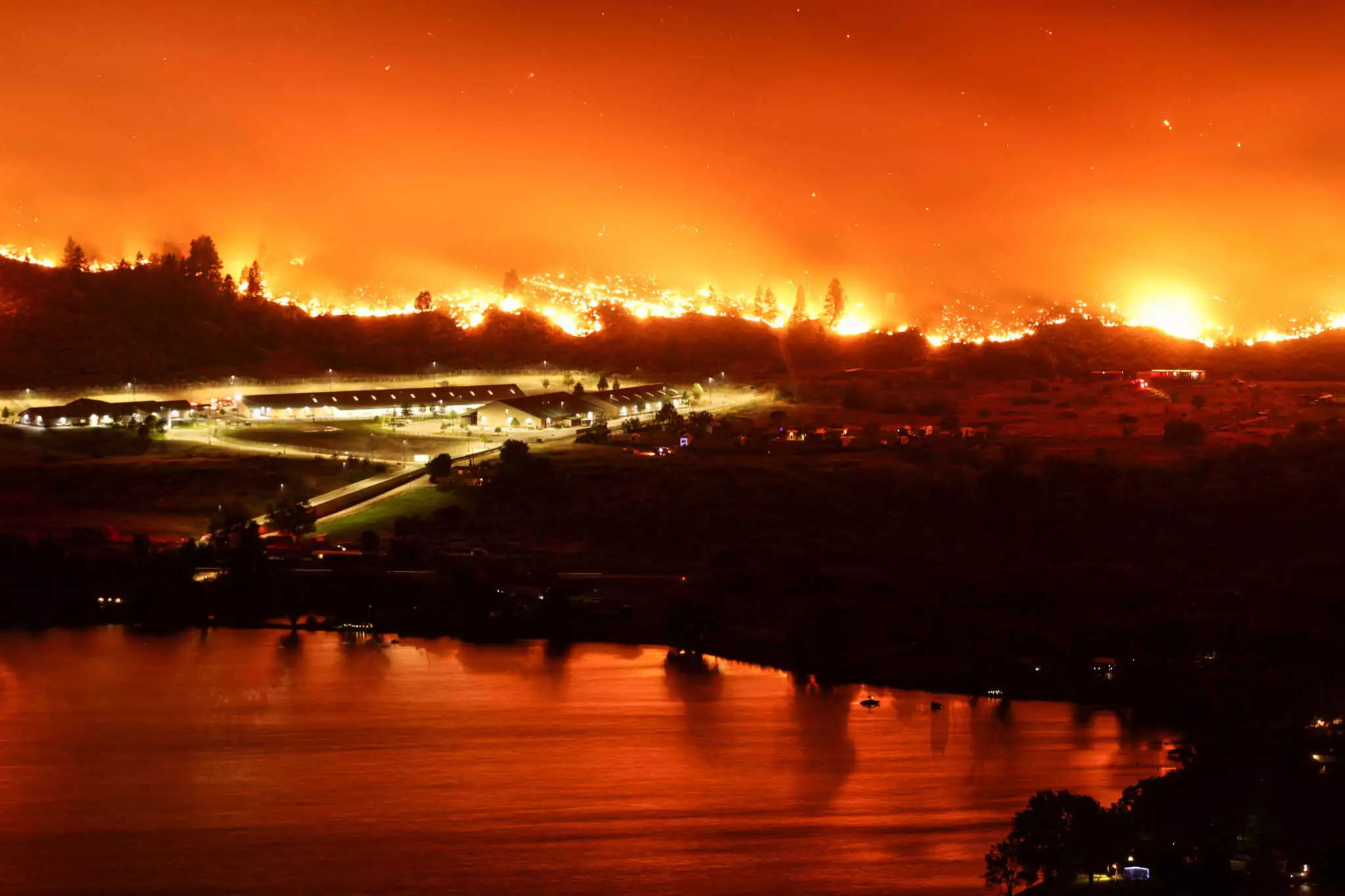 Καναδάς: Εκκενώνεται πόλη από μεγάλη φωτιά που ξεκίνησε από τις ΗΠΑ – Απόκοσμες εικόνες