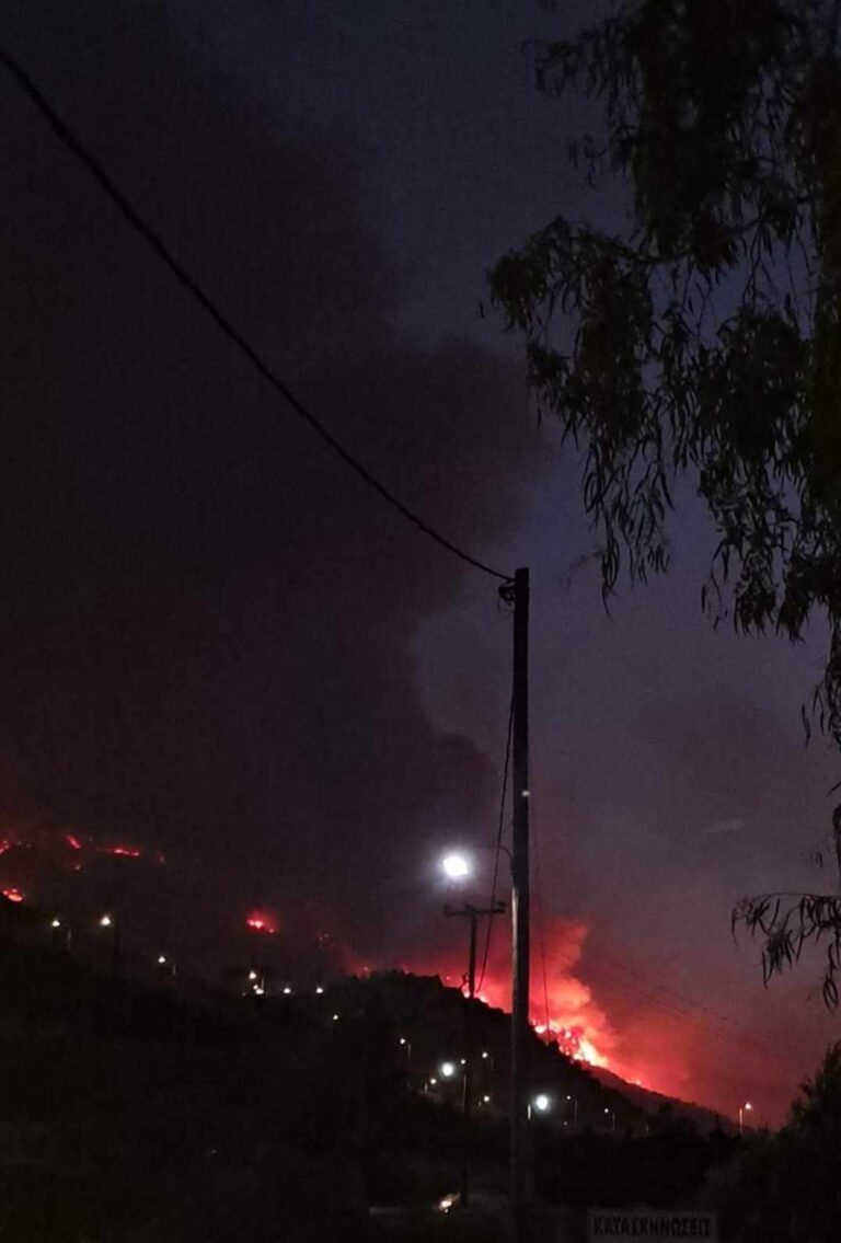 Φωτιά - Αιγιάλεια: Μαίνεται η πύρινη λαίλαπα στο Διακοφτό - Μάχη να μην περάσει την Εθνική Οδό - Εκκενώνονται οικισμοί 