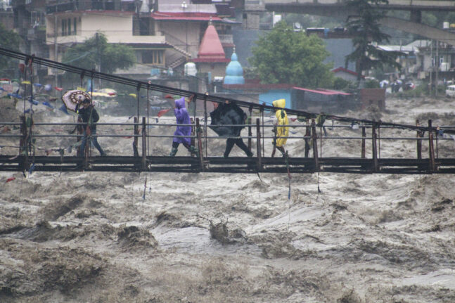 Ινδία: Τουλάχιστον 29 νεκροί από τις πλημμύρες και τις κατολισθήσεις 