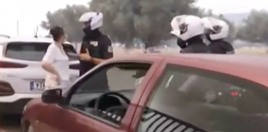 Μέγαρα: «Σαν μάνα μου στο λέω» - Αστυνομικός προσπαθεί να πείσει γυναίκα να φύγει ΒΙΝΤΕΟ