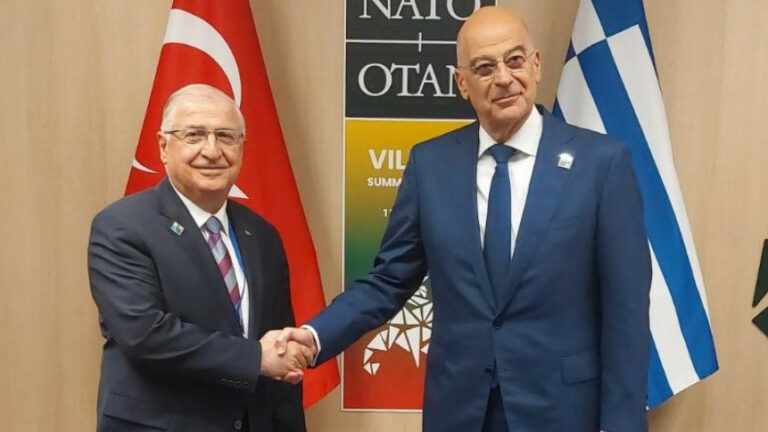 Σύνοδος Κορυφής: Συνάντηση Νίκου Δένδια με τον Τούρκο ομόλογό του