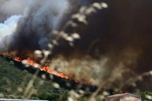 Εκτός ελέγχου η φωτιά στα Δερβενοχώρια - Μάχη να μη φτάσει στη Μάνδρα - Εκκένωση οικισμών