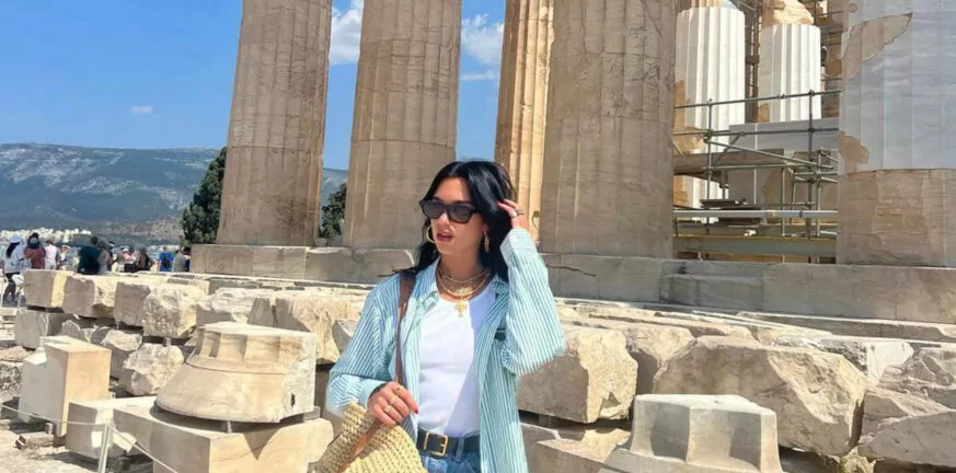 Dua Lipa: Έκανε βόλτα στην Ακρόπολη - «Δεν λιβακώθηκε σήμερα στον Παρθενώνα;»