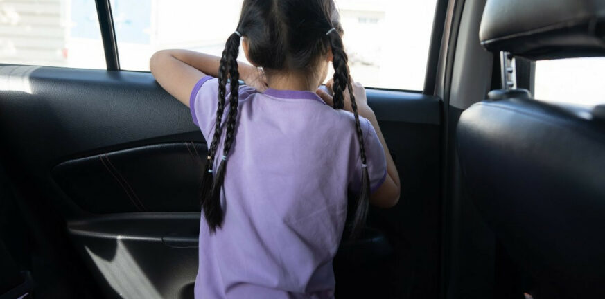 Εύβοια: «Σκάω… Φωνάξτε τη μαμά μου» - Ανήλικο κοριτσάκι βρέθηκε κλειδωμένο σε αμάξι