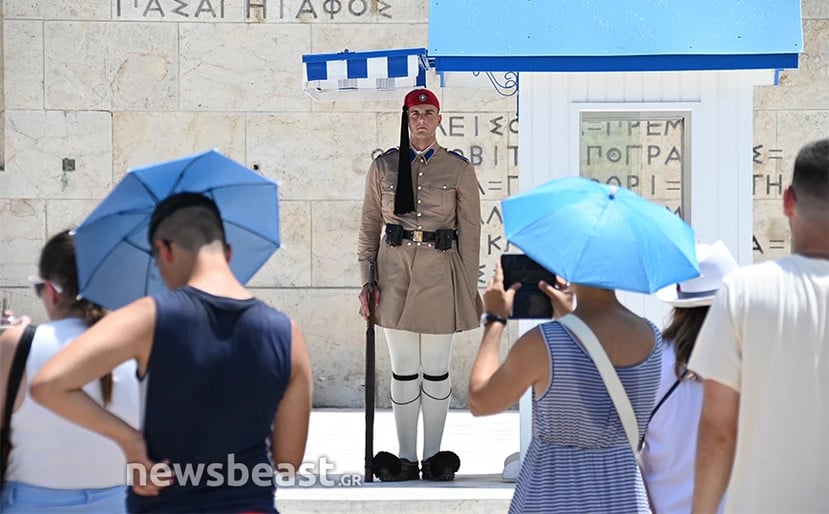 «Λιώνουν» οι Εύζωνες της Προεδρικής Φρουράς - «Βράζει» η Αθήνα λόγω καύσωνα ΦΩΤΟ