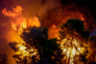 Εύβοια: Η φωτιά μπήκε στο χωριό Πλατανιστός και καίει σπίτια – Αγνοείται κτηνοτρόφος - Τριπλό πύρινο μέτωπο στο νησί