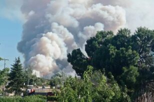 Εκτός ελέγχου η φωτιά στα Δερβινοχώρια - Χάος σε Λουτράκι, Καλύβια και Ανάβυσσο - Υπεράνθρωπες οι προσπάθειες της Πυροσβεστικής 