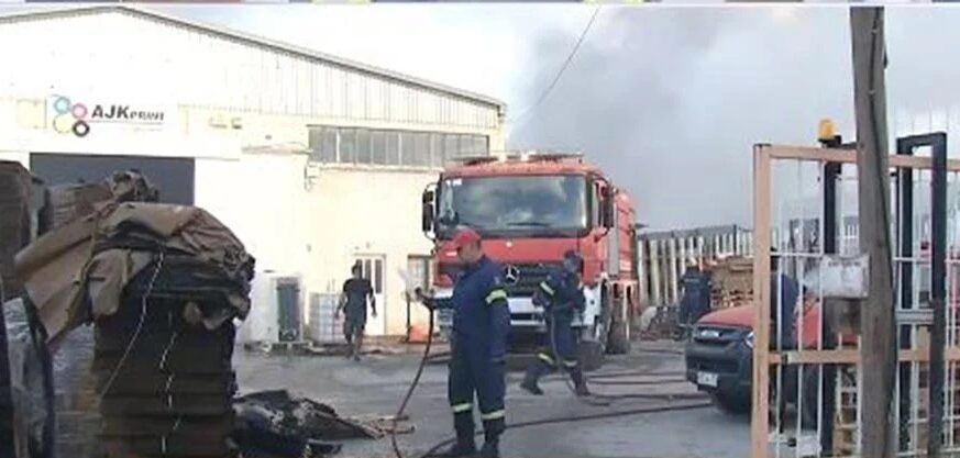Υπό έλεγχο η φωτιά σε εργοστάσιο στα Οινόφυτα - Αποπνικτική η ατμόσφαιρα ΝΕΟΤΕΡΑ