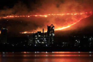 Φωτιά στην Εύβοια: Καίει ανεξέλεγκτη σε δύσβατο σημείο - Mάχη με τις φλόγες τους ισχυρούς ανέμους ΦΩΤΟ - ΒΙΝΤΕΟ