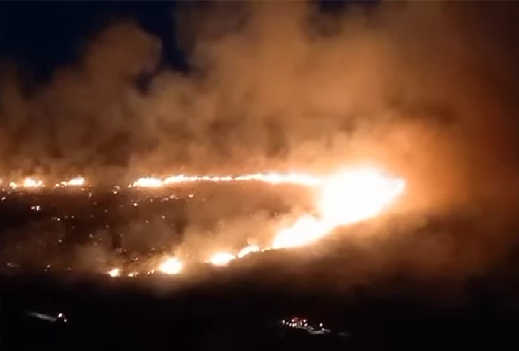 Φωτιά στην Εύβοια: Καίει ανεξέλεγκτη σε δύσβατο σημείο - Mάχη με τις φλόγες τους ισχυρούς ανέμους ΦΩΤΟ - ΒΙΝΤΕΟ
