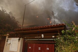 Κουβαράς Αττικής: «Καίγονται σπίτια» λέει ο δήμαρχος του Σαρωνικού