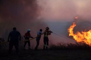 Συνεχίζεται η μάχη με τις φλόγες στην Πορτογαλία - Συναγερμός στην Ισπανία λόγω καύσωνα