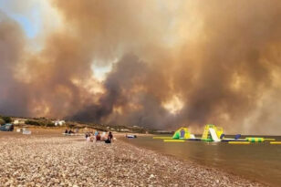 Φωτιά στη Ρόδο: Διακομιδές από το ΕΚΑΒ ατόμων με αναπνευστικά - Στις παραλίες έφτασαν οι φλόγες