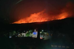 Φωτιά στην Ρόδο: Ολονύχτια μάχη με τις φλόγες – Ξεκίνησαν ξανά να επιχειρούν τα εναέρια μέσα
