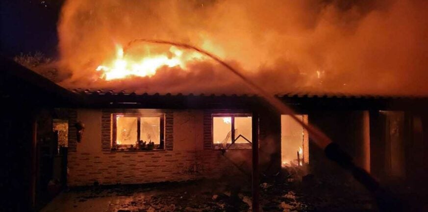 Πύργος: Ξέσπασε φωτιά σε εγκαταλελειμμένο σπίτι