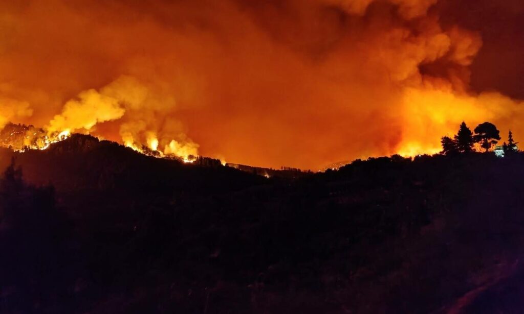 Πυρκαγιές: Αναζωπυρώσεις στο Λουτράκι, δύσκολη η κατάσταση στη Ρόδο, ανησυχία για τη Μάνδρα - Ανοικτή η Αθηνών-Κορίνθου ΦΩΤΟ