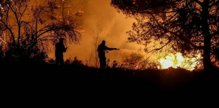 Ρόδος: Μεγάλες αναζωπυρώσεις - Μάχη με τις φλόγες και με τους ανέμους δίνουν οι πυροσβέστες 