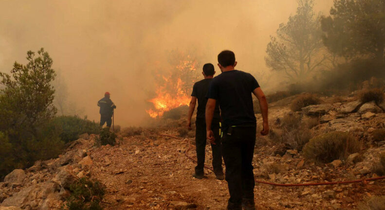 Φωτιά σε Μέγαρα, Μάνδρα, Δερβενοχώρια, Λουτράκι και Ρόδο: Διαρκείς αναζωπυρώσεις απειλούν οικισμούς