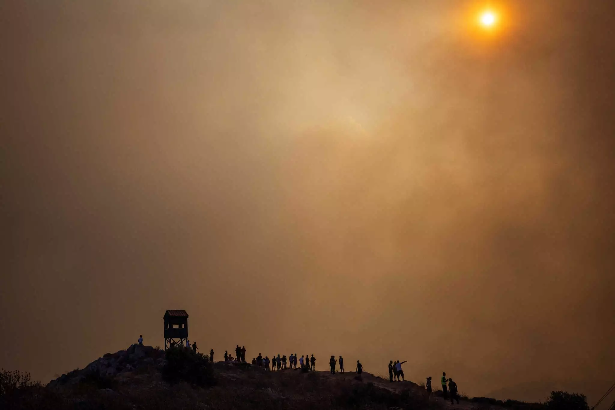 Φωτιά στη Μάνδρα: Απόκοσμες και αποκαρδιωτικές εικόνες με πυκνούς καπνούς - ΦΩΤΟ