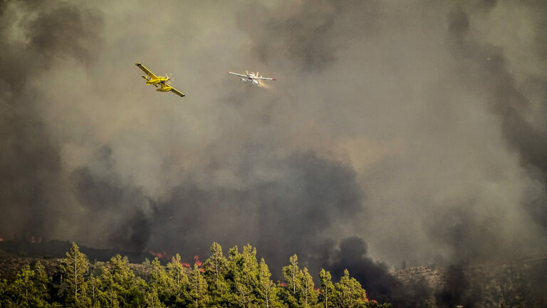 Πυρκαγιές 2023: Συνεχίζεται η μάχη με τις φλόγες σε Ρόδο και Κέρκυρα - Διάσπαρτες εστίες σε Κάρυστο, η «εικόνα» του μετώπου στα Δερβενάκια