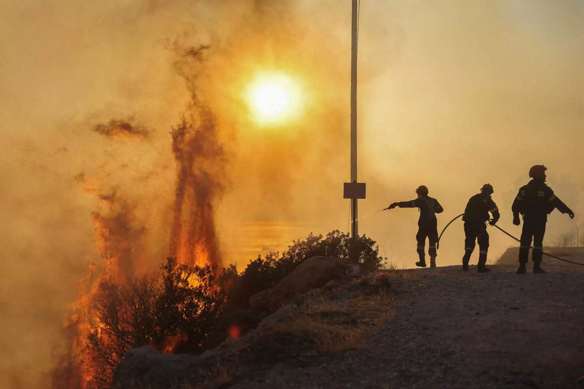 Σε πύρινο κλοιό η χώρα: Ολονύχτια μάχη με τις φλόγες και τις αναζωπυρώσεις σε Δερβενοχώρια, Σαρωνίδα και Λουτράκι