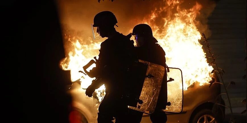 Γαλλία: Συνεχίστηκαν για τέταρτη νύχτα οι ταραχές - Στους δρόμους περίπου 45.000 αστυνομικοί ΒΙΝΤΕΟ