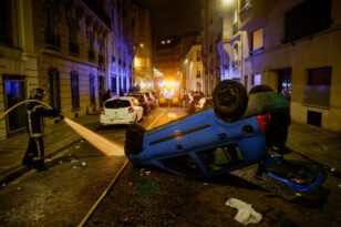 Γαλλία: Στοχεύουν σε δημαρχεία και δημοτικά κτίρια - Συνεχίζονται τα βίαια επεισόδια