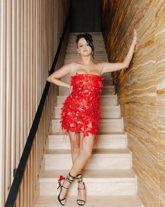 H Selena Gomez με κατακόκκινο Bottega Veneta - ΦΩΤΟ