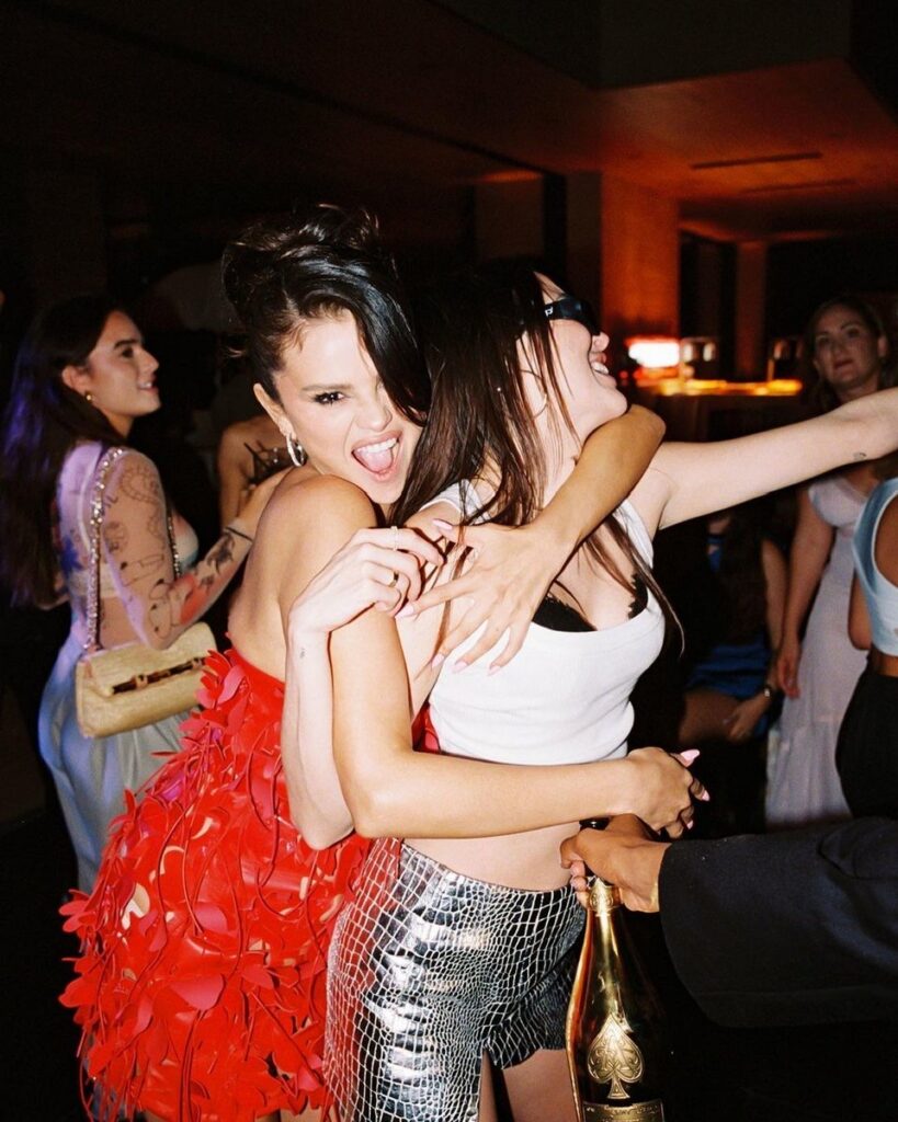 H Selena Gomez με κατακόκκινο Bottega Veneta - ΦΩΤΟ
