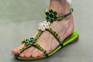 Νέα εμμονή τα jewel sandals - «Φωτίζουν» τις καλοκαιρινές σας εμφανίσεις ΦΩΤΟ