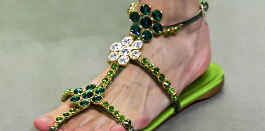 Νέα εμμονή τα jewel sandals - «Φωτίζουν» τις καλοκαιρινές σας εμφανίσεις ΦΩΤΟ