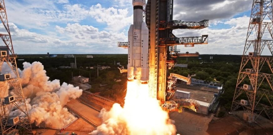 Ινδία: Εκτόξευσε διαστημόπλοιο που θα προσεδαφιστεί στη Σελήνη – ΒΙΝΤΕΟ