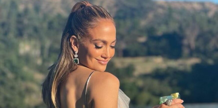 Jennifer Lopez: Έγινε 54 και χόρεψε πάνω στο τραπέζι - ΦΩΤΟ