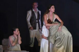 Διεθνές Φεστιβάλ Πάτρας: Η «Εκάβη» του Ευριπίδη γέμισε το Δημοτικό Θερινό Θέατρο ΦΩΤΟ