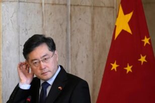 Κίνα: Καρατομήθηκε ο υπουργός Εξωτερικών – Ήταν εξαφανισμένος για 1 μήνα