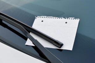 Νέο κόλπο των κλεφτών: Πώς παγιδεύουν αυτοκίνητα με... ένα κομμάτι χαρτί