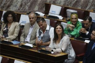 Ζωή Κωνσταντοπούλου: Έδωσε διαφορετικό όρκο από τον σύντροφό της στη Βουλή