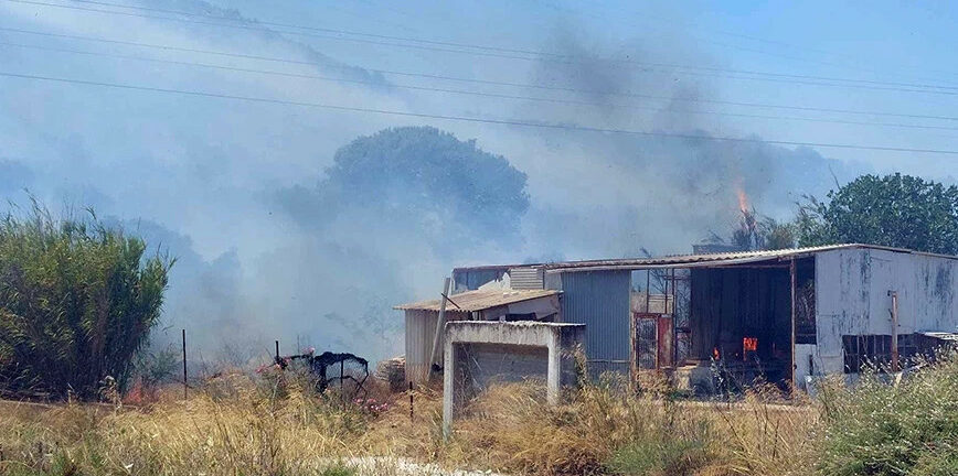 Φωτιά στον Κουβαρά: Έκτακτη ανακοίνωση του Meteo - «Εξαιρετικά δυσμενείς συνθήκες τις επόμενες ώρες»