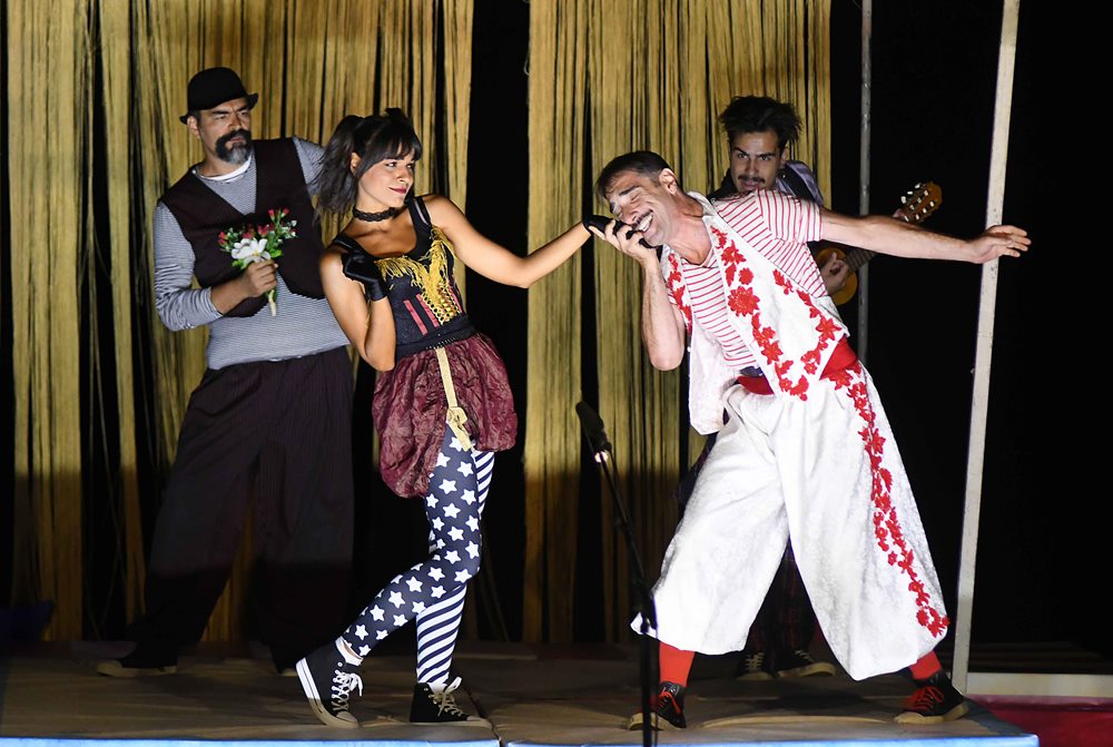 Πραγματοποιήθηκε η παράσταση «Του Κουτρούλη ο Γάμος» στο Θερινό Δημοτικό Θέατρο του Δήμου Πατρέων - ΦΩΤΟ